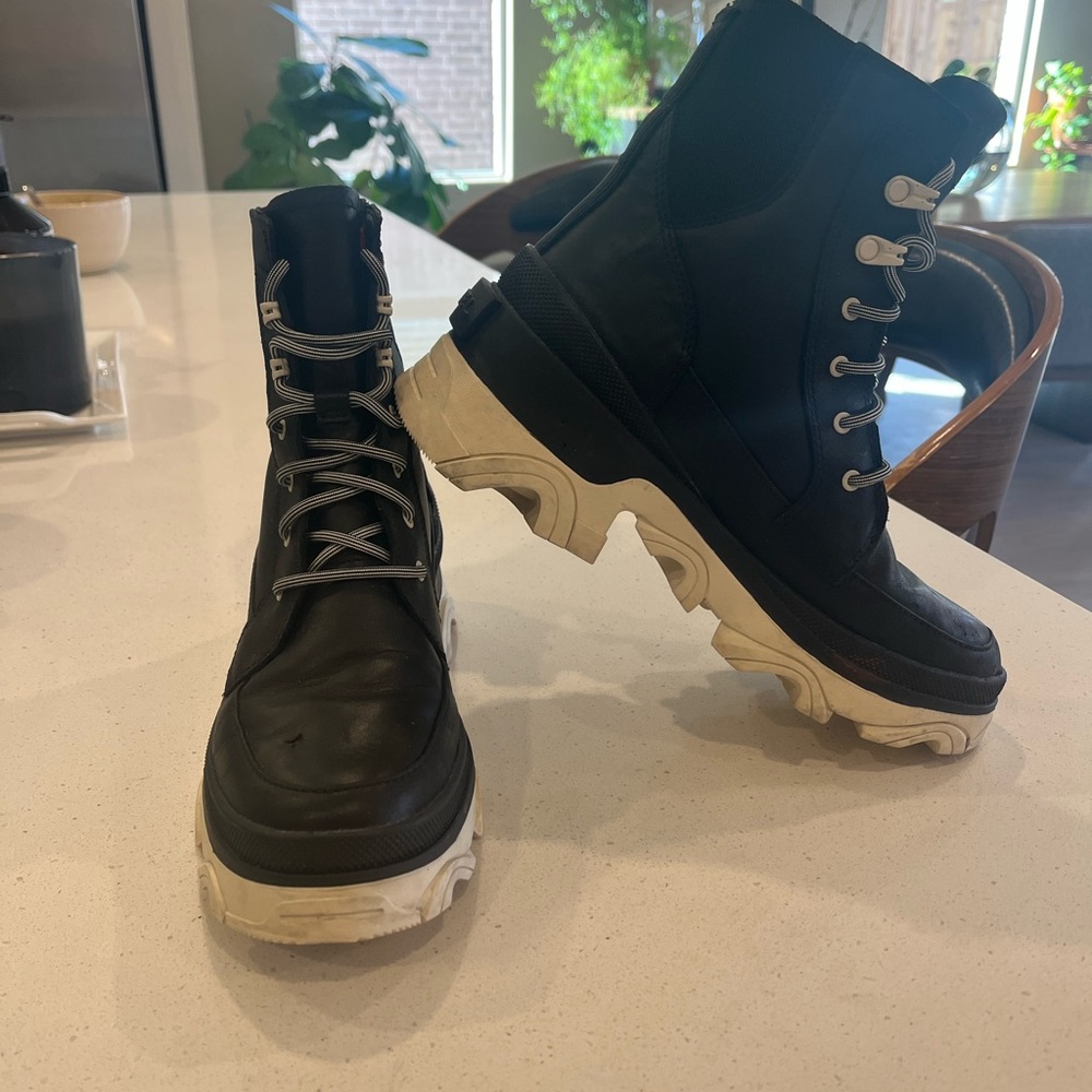 Sorel Black Chunky Lug Combat Boots Size 7.5 Leather Platform